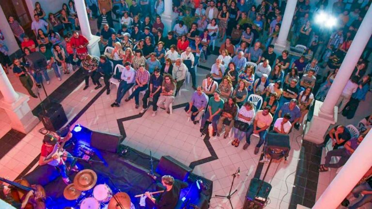 importante-asistencia-de-publico-en-el-patio-de-la-municipalidad-por-el-festival-internacional-de-jazz