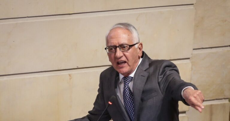 Ministerio de Salud habría desviado los fondos de aseguramiento para invertir en hospitales y clínicas: ahora le falta 2.8 billones para tapar el hueco