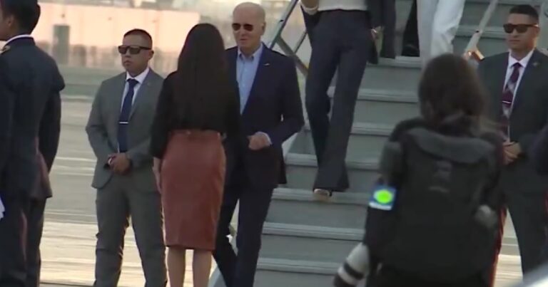 Joe Biden no quiso ser recibido con honores, ordenó retirar la alfombra roja y se trasladó en La Bestia, su auto blindado