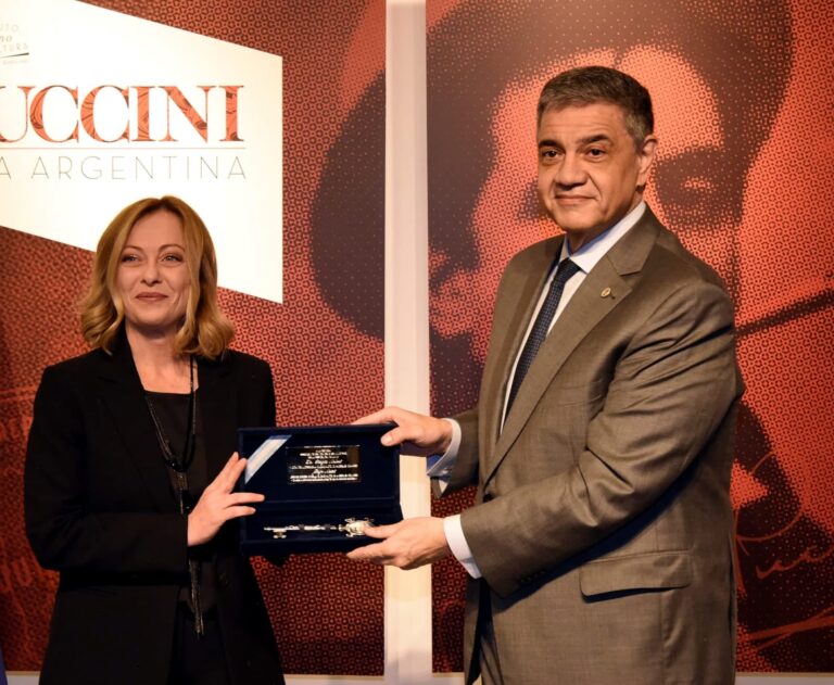 Giorgia Meloni fue homenajeada en una gala en el Teatro Coliseo