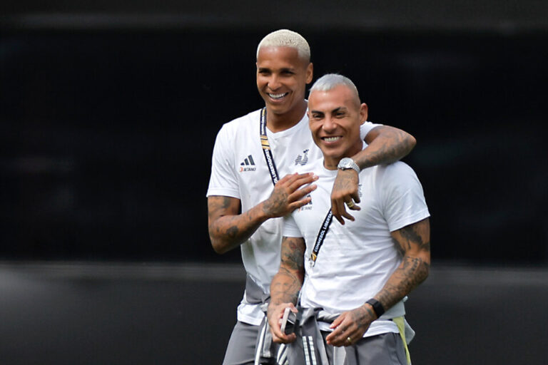 Deyverson y Vargas se cruzaron en la práctica de Mineiro