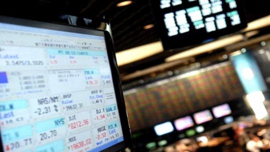 Cierre de mercados: Cómo reaccionaron los bonos y las acciones en la primera jornada de la semana
