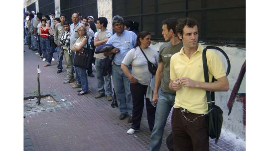 Bajó el desempleo, pero también los trabajadores con aportes