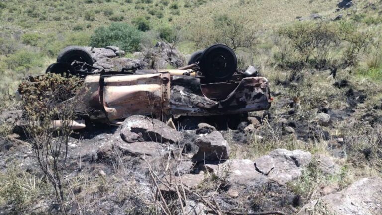 Córdoba: un jubilado de 90 años murió tras volcar su camioneta en un barranco