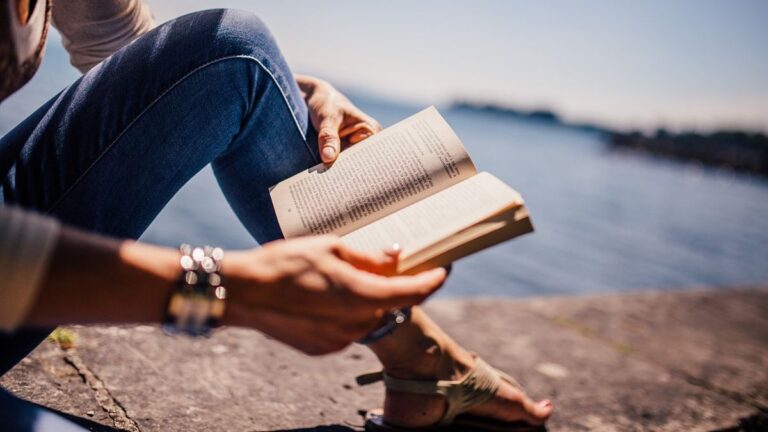 Estos son los libros más populares en Argentina para leer en las vacaciones