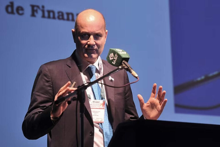 Sturzenegger explicó por qué las cosas son caras en Argentina y cómo bajarán de precio