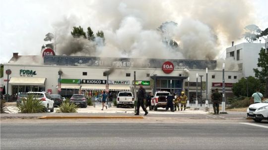 Un supermercado lleno de turistas se incendió en Pinamar