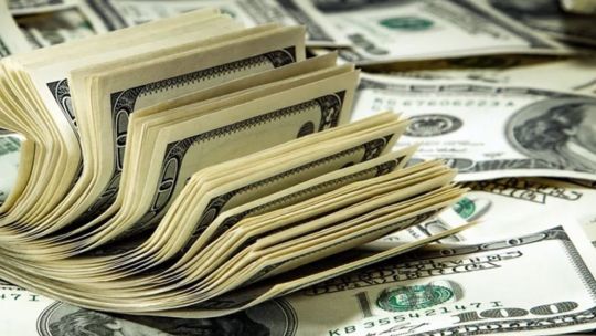 El dólar blue cerró a $1210 para la compra y $1230 para la venta