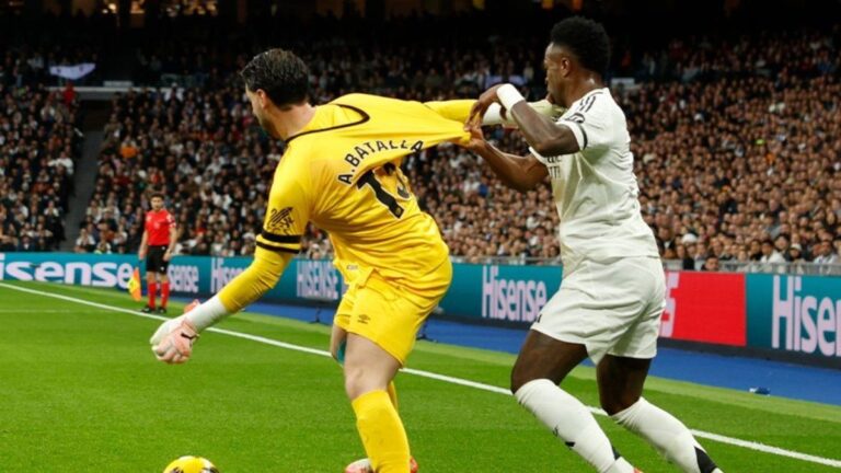 Video: el amague de Augusto Batalla a Vinícius Jr. en la visita de Rayo Vallecano a Real Madrid