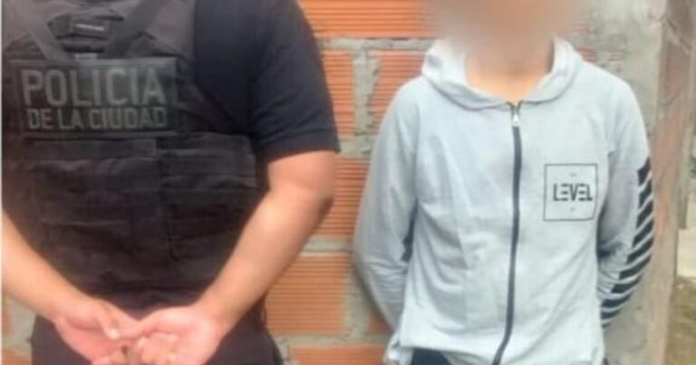 Le abrieron la mochila y tenía 1.300 dosis de pasta base escondidas entre los útiles escolares