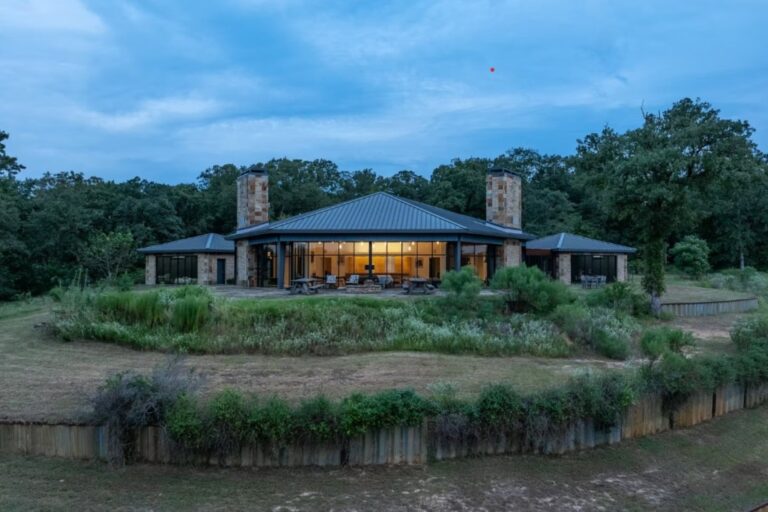 Vendido: así es el rancho de Texas de US$16 millones que tiene cebras y búfalos