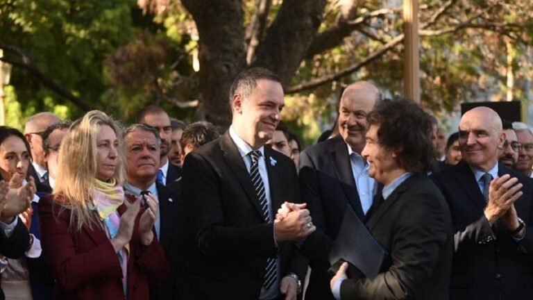 Jorge Macri y Manuel Adorni se cruzan por la motosierra y la coparticipación