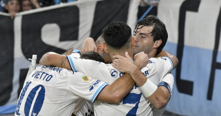 Video: el primer gol de Racing con la ayuda del alcanzapelotas