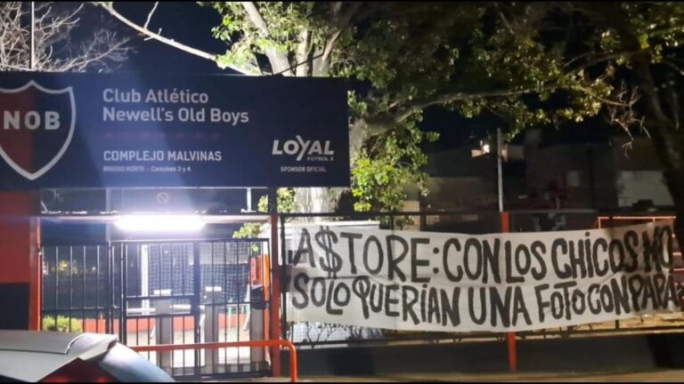 El picante pasacalles de hinchas de Rosario Central en la sede de Newell’s por el caso Malcorra
