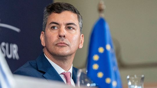 Hackearon una cuenta del presidente de Paraguay y publicaron información falsa sobre bitcoin