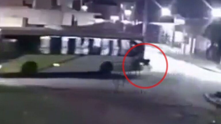 Lomas de Zamora: pasajero de un colectivo cayó al asfalto tras desprenderse la ventanilla