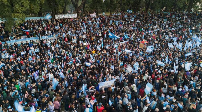 Cristina y Máximo hablaron ante un auditorio que cantó contra la represión de Patricia Bullrich