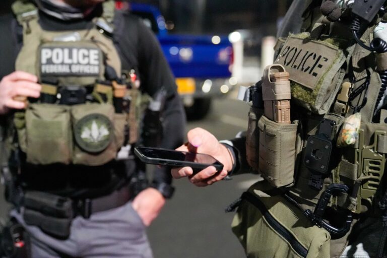 Cómo una app de Jeff Bezos se convirtió en una aliada contra las redadas de ICE en EE.UU.