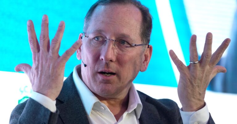 Luego del descenso a Segunda, John Textor renunció como presidente del Lyon