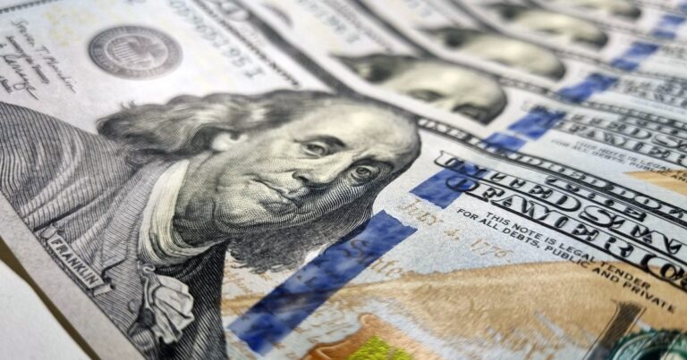 El dólar se recargó sobre el fin de la semana y marcó un nuevo récord