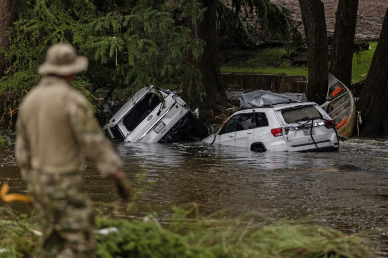 Ya son 68 los muertos por las inundaciones en Texas, mientras sigue la búsqueda de desaparecidos