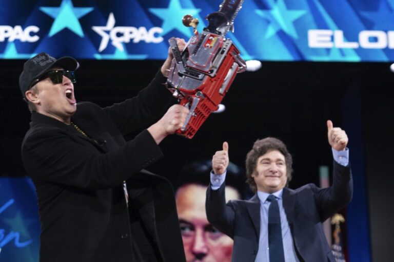 Elon Musk se arrepintió de haberse mostrado con la motosierra que le regaló Milei