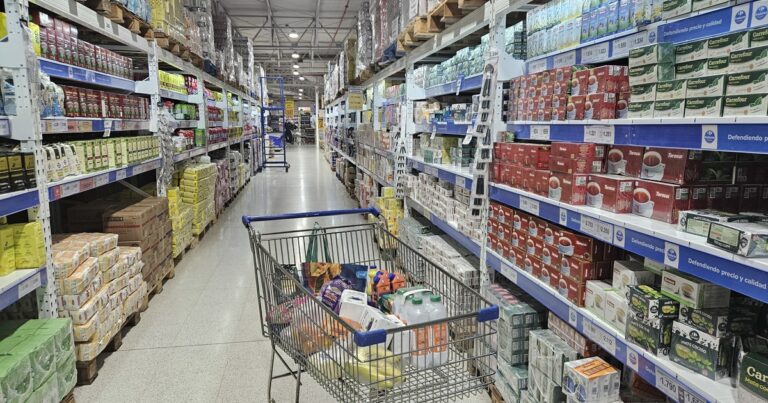 Carrefour en venta: la cadena francesa analiza sumar un socio a su negocio en la Argentina