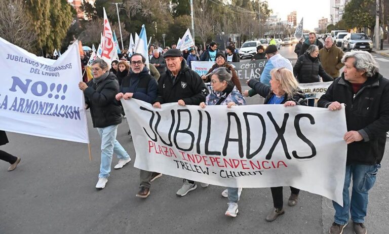 Trelew: Importante movilización unitaria de jubilados, trabajadores del INTA y Vialidad Nacional