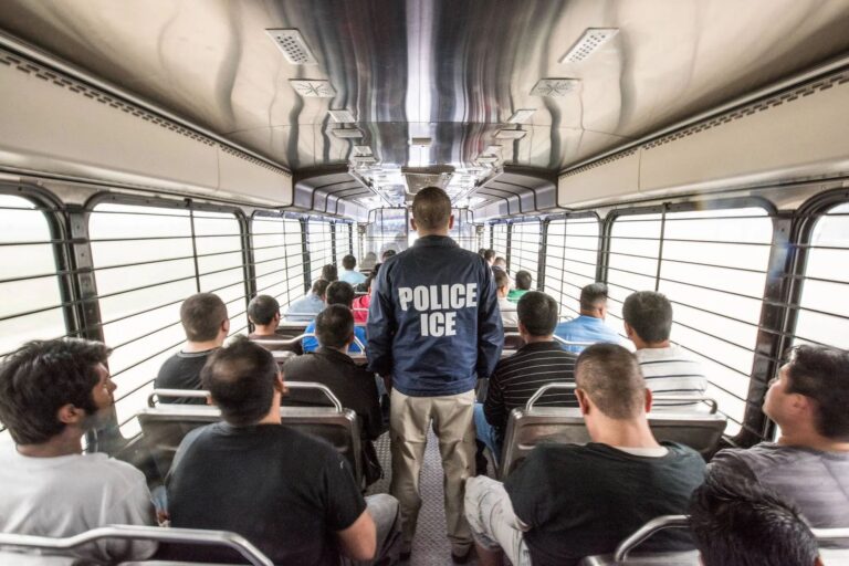Contra quiénes apunta el ICE? Cifras y perfiles de los migrantes detenidos en Estados Unidos