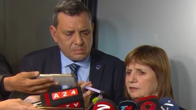 Kicillof apartó a 24 policías por sus vínculos con el excomisario candidato de LLA y Bullrich salió al cruce