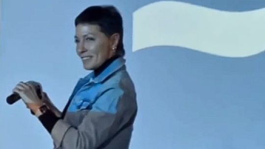 Arengas con tobilleras: Mayra Mendoza compartió una llamada de Cristina Kirchner en un acto con militantes