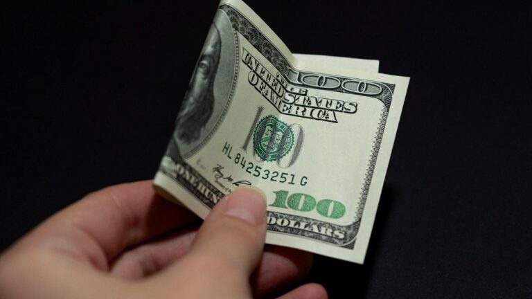 Dólar, acciones y bonos en alza tras baja de tasas