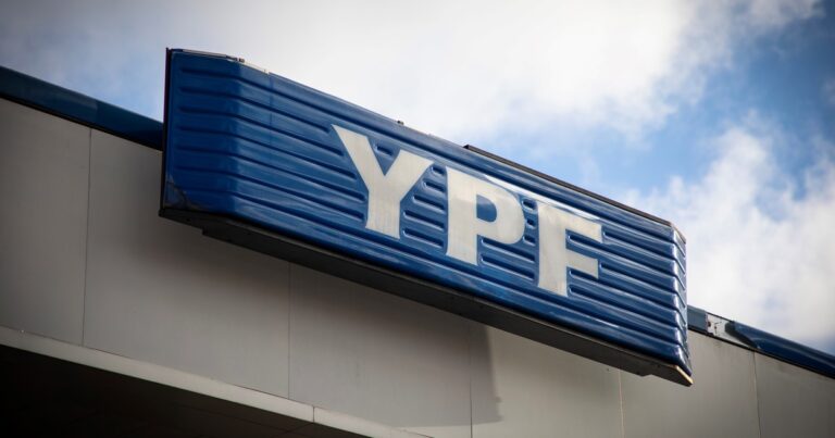 Juicio por YPF: la jueza ordenó al país que entregue chats de WhatsApp y mails de Luis Caputo y Sergio Massa y el Gobierno apelará