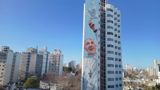 El mural más grande del mundo dedicado al papa Francisco ya luce frente a la Catedral de La Plata