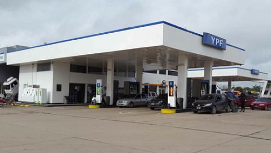 Cómo cargar nafta con hasta 30% de descuento en YPF en agosto del 2025