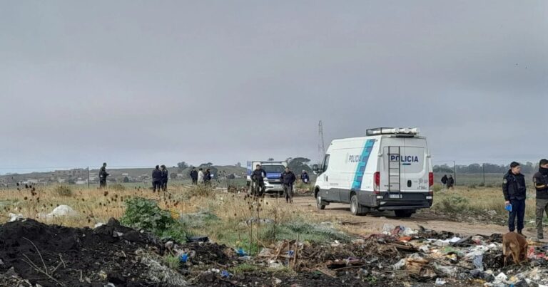 Un cuerpo calcinado, con las manos atadas y una soga al cuello apareció en un basural de Mar del Plata: lo arrojaron desde un auto