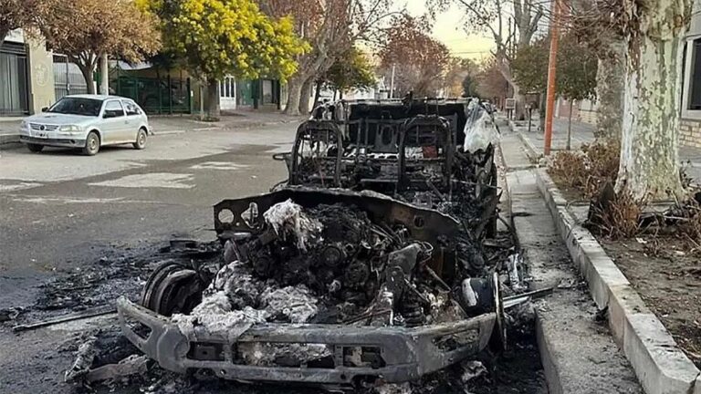 Misterio en Río Negro: prendieron fuego una millonaria camioneta de Marcos Rojo