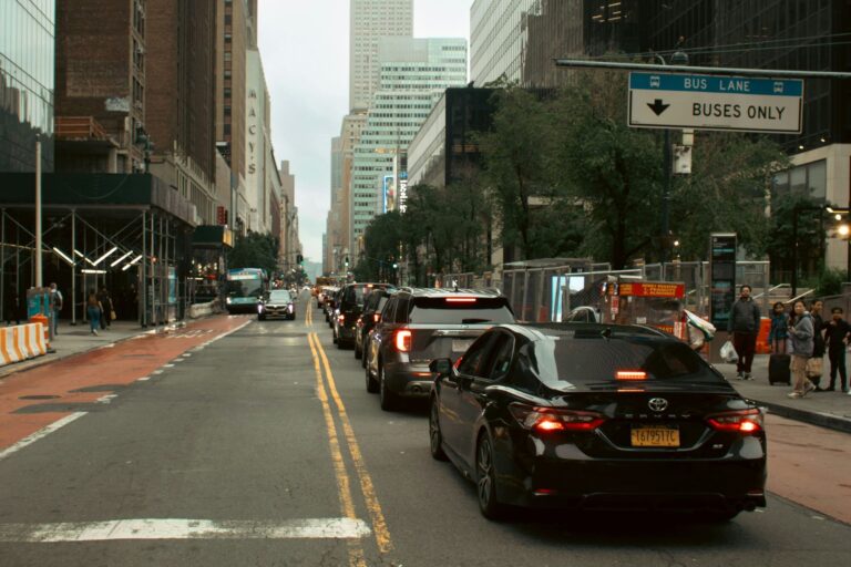 La ley impulsada por Kathy Hochul que impone multas a conductores y que entró en vigor este 2025 en Nueva York
