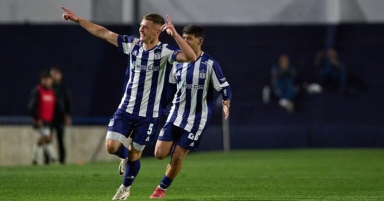 Video: el golazo desde atrás de mitad de cancha de una de las joyas de Talleres