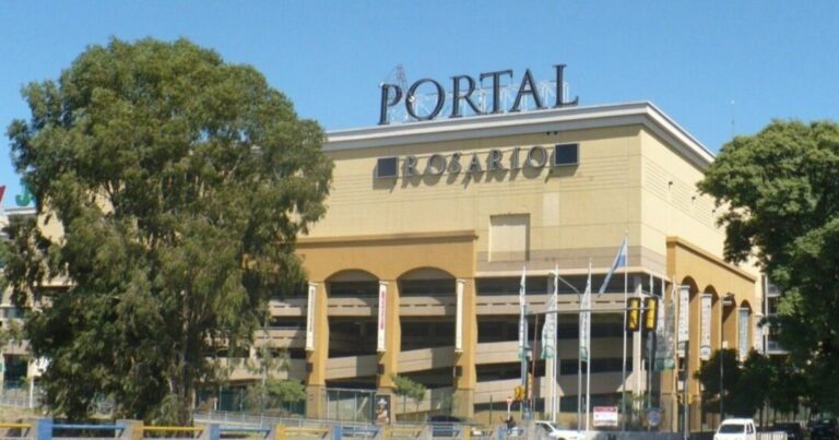 Un ladrón se lanzó al vacío desde 6 metros de altura cuando lo descubrieron robando un aire acondicionado de un shopping de Rosario