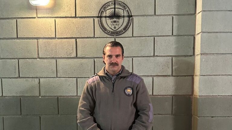 Santiago Caamaño da que hablar en su papel en «En el Barro»: «Soy parte de la serie del momento»