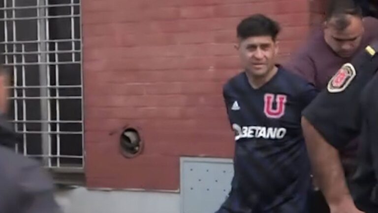 Apenas los liberaron, barras de la Universidad de Chile agredieron a periodistas de A24