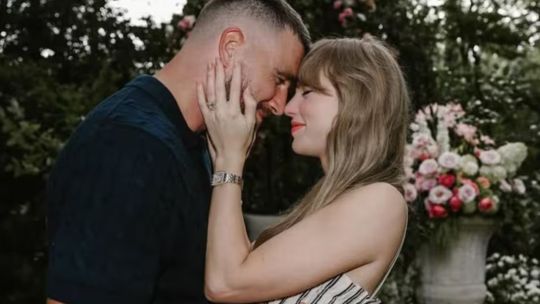 Taylor Swift y Travis Kelce anunciaron su casamiento: las fotos de la romántica propuesta