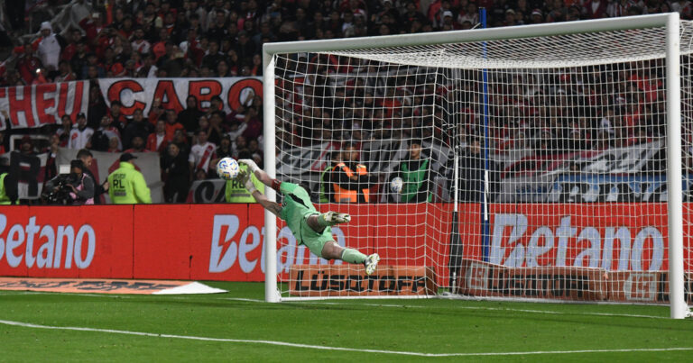 River: del karma a ganar dos definiciones por penales