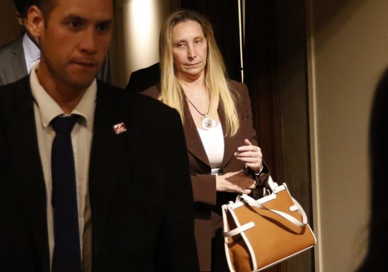 El escándalo de las coimas le pega de lleno a Karina en la conversación digital