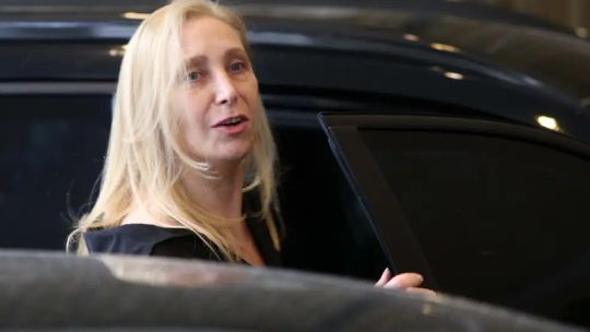 Mientras un periodista uruguayo desafía a la Justicia argentina, el juez que prohibió la publicación quedó en la mira por denuncias y acoso