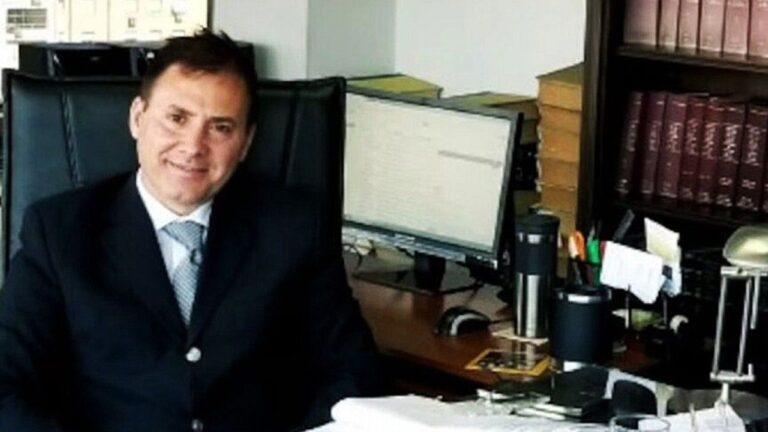 Reclaman la destitución del juez que censuró la publicación de los audios de Karina Milei