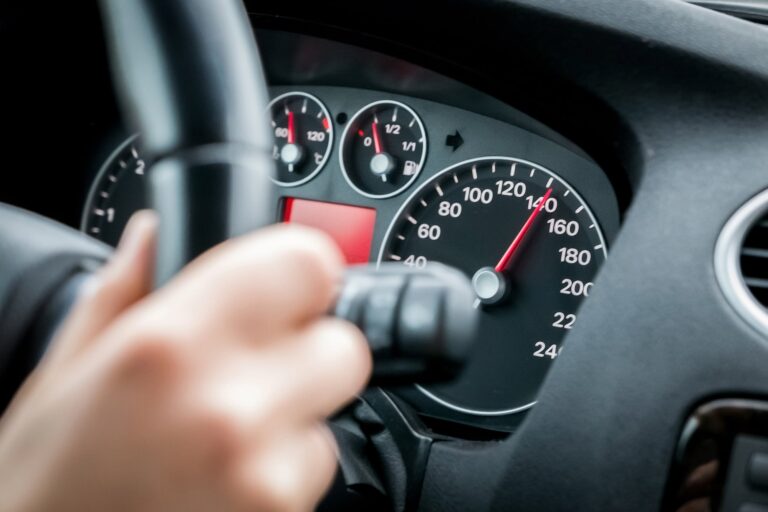 Hasta US$1000: las sanciones de la ley Super Speeder de Florida por superar el límite de velocidad permitido