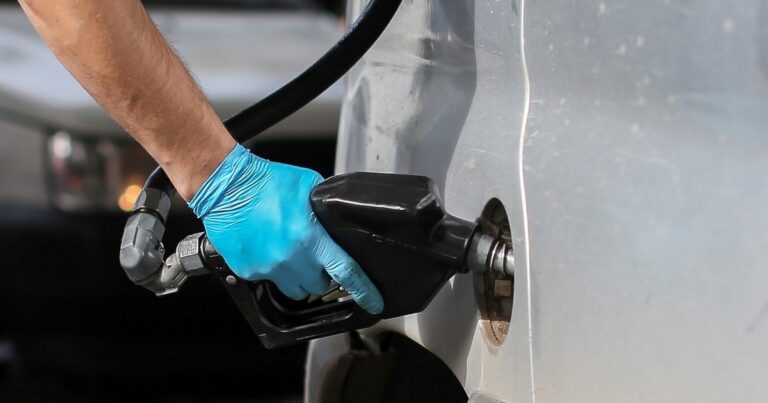 Para que no escale la inflación el Gobierno posterga la actualización de los impuestos a la nafta