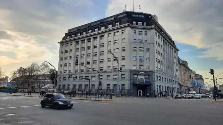 Achique del Estado: desafectaron dos inmuebles nacionales en Buenos Aires y Salta